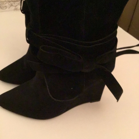 Vegan suede ankle boots, size 9,4 inch wedge heel. Has a tied bow tie in middle - Picture 10 of 10